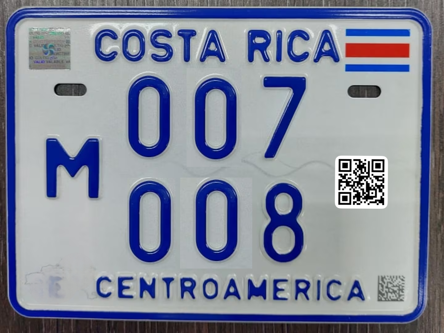 Ejemplo de código QR en una placa metálica